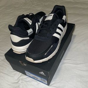 BRAND NEW NEVER WORN ADIDAS RETRORUN